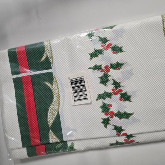 🎄 3 Vintage Christmas / Xmas Table Cloths - Picture 2 of 5